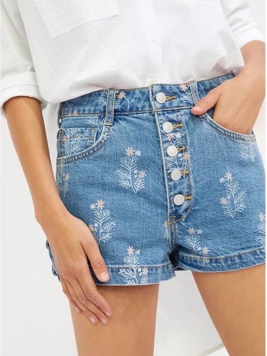 Pilcro Pants - Pilcro high rise denim floral shorts, size 26